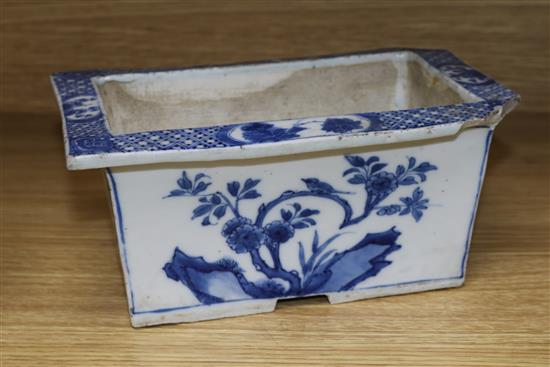 A Chinese Kangxi period blue and white jardiniere length 21cm